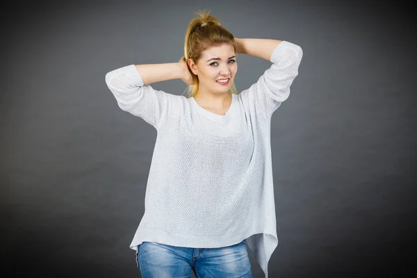 Unhappy woman screaming and yelling in pain — Stock Photo, Image