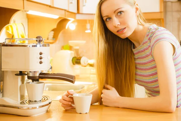 Mulher na cozinha fazendo café da máquina — Fotografia de Stock