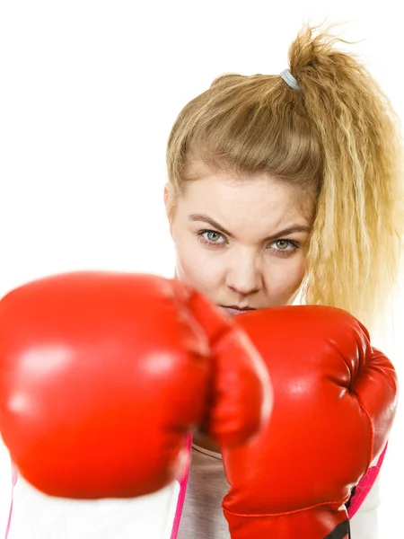 Kobieta sobie Rękawice bokserskie — Zdjęcie stockowe