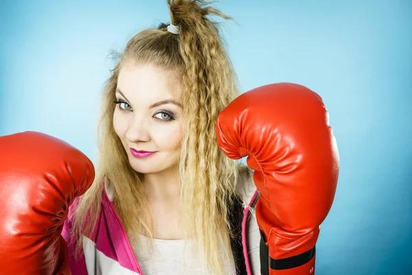 Смішна дівчина в червоних рукавичках грає в спортивний бокс — стокове фото