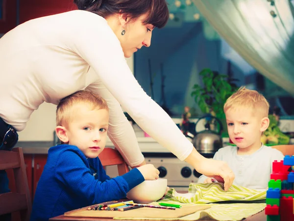 Twee jongens, kinderen, ontbijt samen eten — Stockfoto