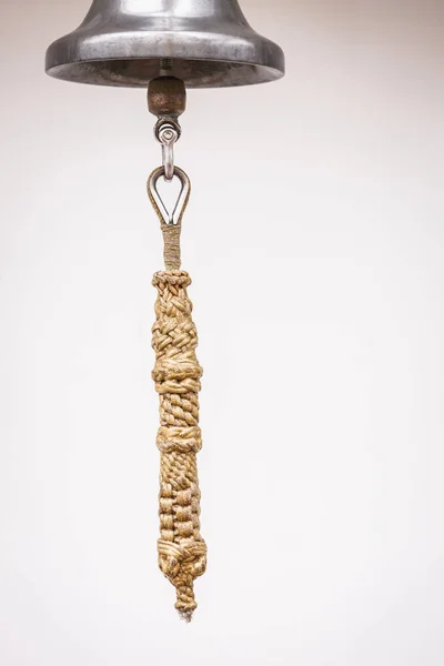 Старомодный медный колокол с веревкой — стоковое фото