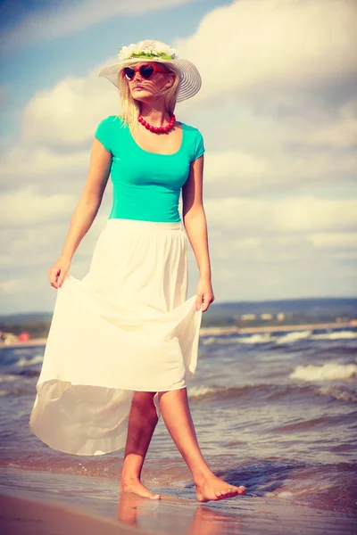 Atrakcyjna kobieta na plaży. — Zdjęcie stockowe