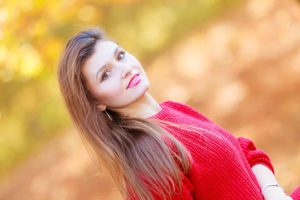 Belleza chica en otoño tiempo relajarse al aire libre . — Foto de Stock