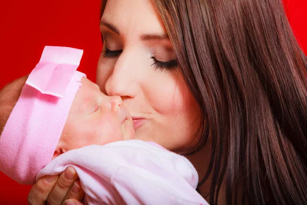 Matka całuje i przytrzymując trochę noworodka — Zdjęcie stockowe