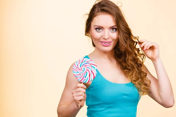 Frau fröhliches Mädchen mit Lutscher-Bonbons — Stockfoto