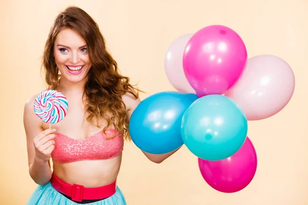 Žena má lízátko candy a balónky — Stock fotografie