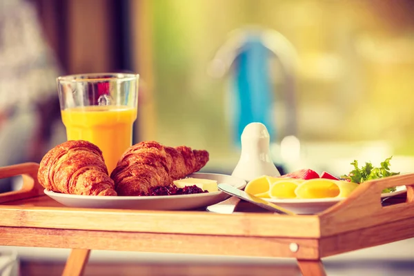 Colazione sul tavolino, croissant al succo d'arancia — Foto Stock