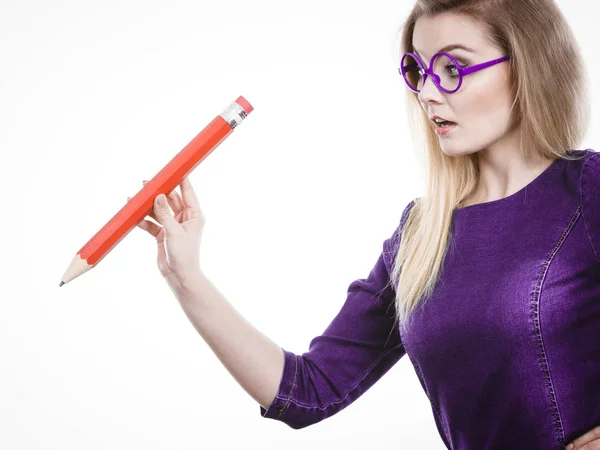 Ernste Frau hält großen Bleistift in der Hand — Stockfoto