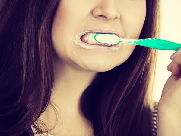 Mujer cepillándose los dientes . —  Fotos de Stock