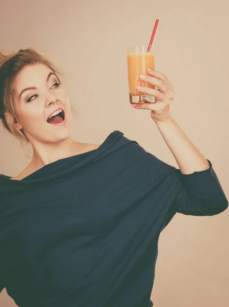 Mujer feliz sosteniendo jugo de naranja fresco —  Fotos de Stock