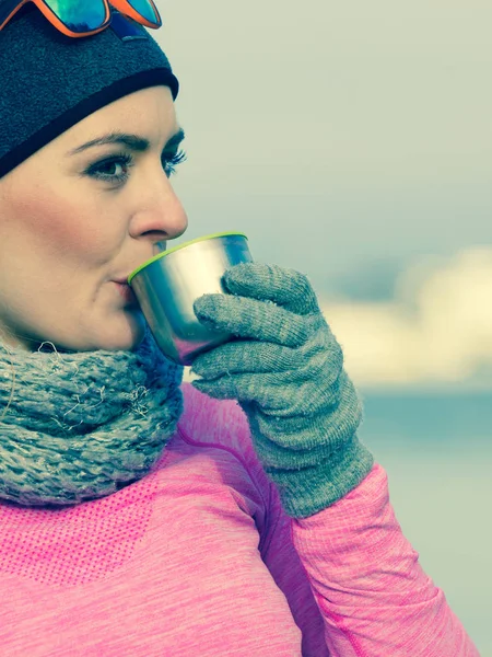 Fit femme dans la journée froide échauffement boisson thé — Photo