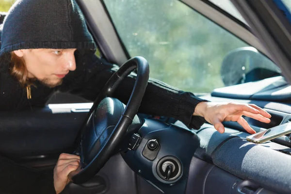 Einbrecher brechen in Auto ein und stehlen Smartphone — Stockfoto