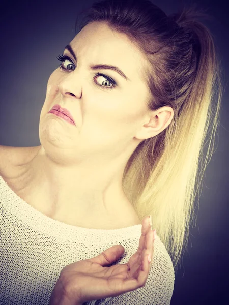 Znechucená žena s legrační obličej výraz — Stock fotografie
