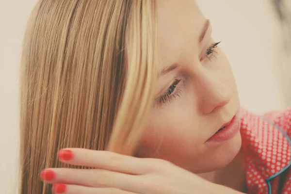 Closeup portret van de jonge blonde vrouw — Stockfoto