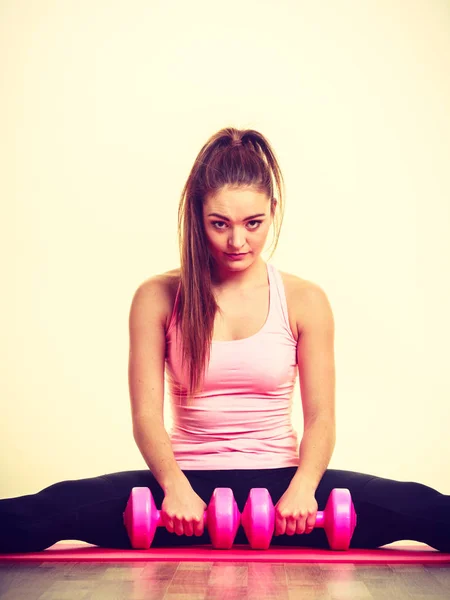 Mulher exercitando com halteres — Fotografia de Stock