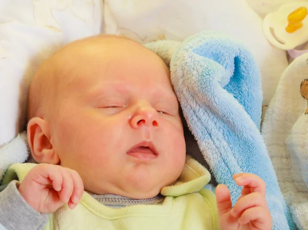 Pequeno bebê recém-nascido dormindo calmamente em cobertor — Fotografia de Stock