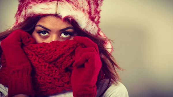 Frau mit roter Winterkleidung. — Stockfoto