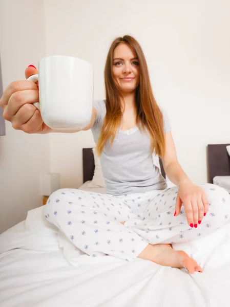 Fröhliches Mädchen trinkt Kaffee. — Stockfoto