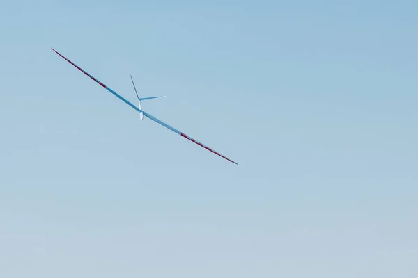 Yükselen uçakta RC: mavi gökyüzü — Stok fotoğraf