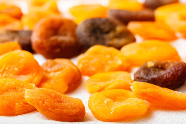 Детальний крупним планом апельсинові сушені абрикоси — стокове фото