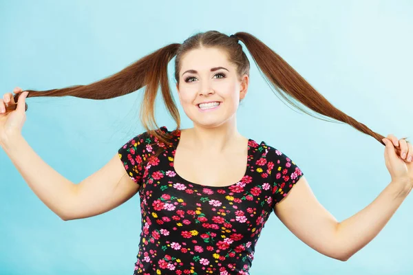 Mutlu genç kızla ponytails — Stok fotoğraf