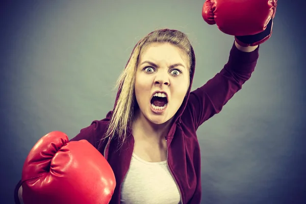 Mulher irritada vestindo luvas de boxe — Fotografia de Stock