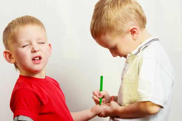 Twee kleine jongens siblings samenspelen — Stockfoto