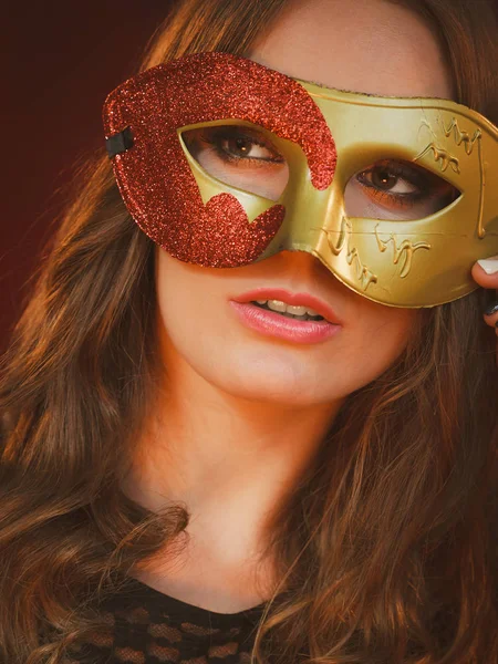 Closeup vrouw gezicht met carnaval gouden rode masker op donker — Stockfoto