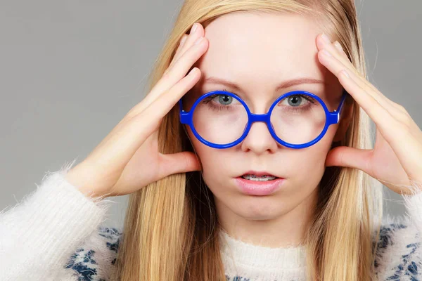 Nerdy mulher em grande cabeça segurando — Fotografia de Stock