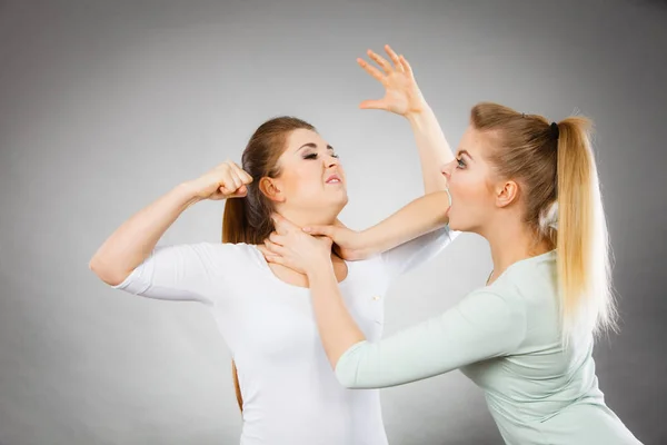 Dos mujeres agresivas discutiendo pelea — Foto de Stock