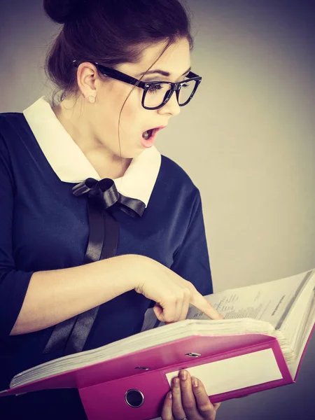 Femme d'affaires choquée regardant des documents — Photo