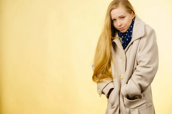 Vrouw herfst beige jas dragen — Stockfoto