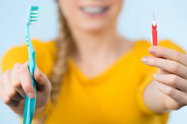 Kobieta uśmiechnięta myjąca zęby aparatem na zęby — Zdjęcie stockowe