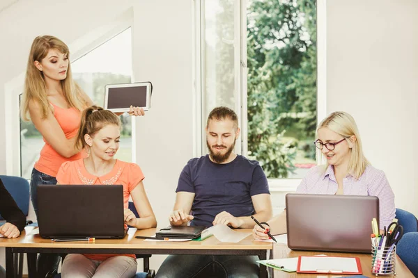 Studenti a pedagog ve třídě — Stock fotografie