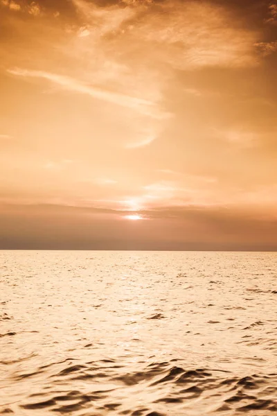 Ηλιοβασίλεμα στη θάλασσα στον ωκεανό — Φωτογραφία Αρχείου