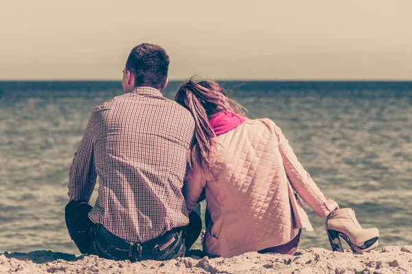 Счастливая пара, встречающаяся на пляже — стоковое фото