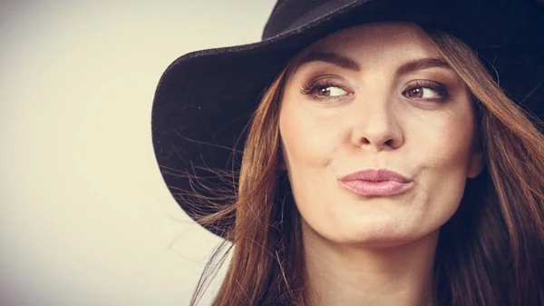 Sorridente bella ragazza con i capelli castani e cappello nero . — Foto Stock