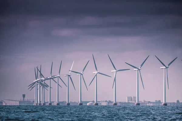Větrné turbíny farmy v Baltském moři, Dánsko — Stock fotografie