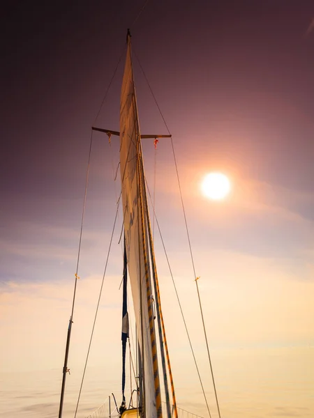 Navigazione in barca a vela durante il tempo soleggiato — Foto Stock