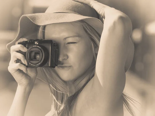 Beautiful elegant woman taking pictures with camera — Stock Photo, Image