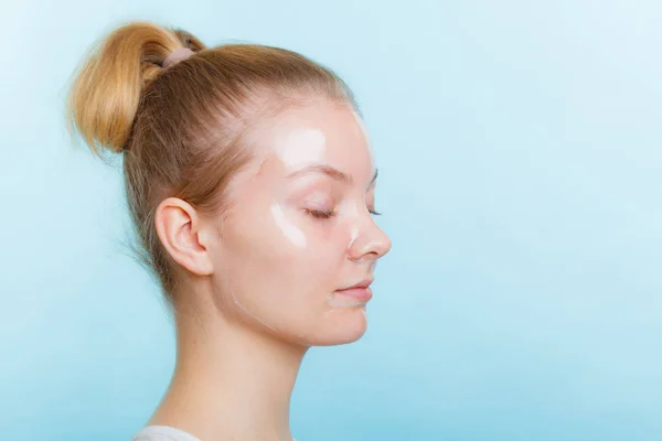 Mujer en la piel facial de la máscara . —  Fotos de Stock