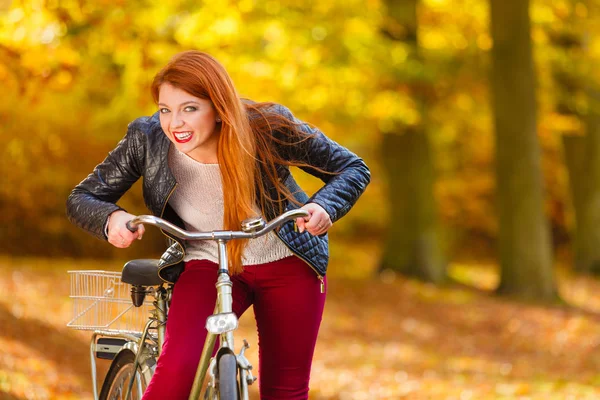 Menina na moda com bicicleta . — Fotografia de Stock