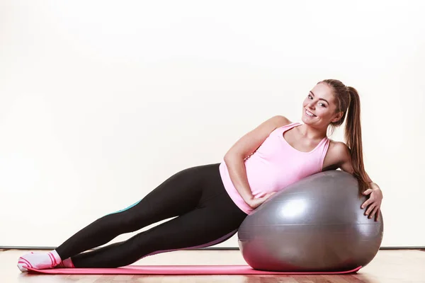 Chica haciendo ejercicio con la pelota en forma —  Fotos de Stock