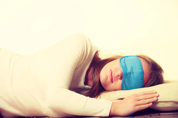 Brunette femme dormir dans les yeux bleus masque de sommeil — Photo