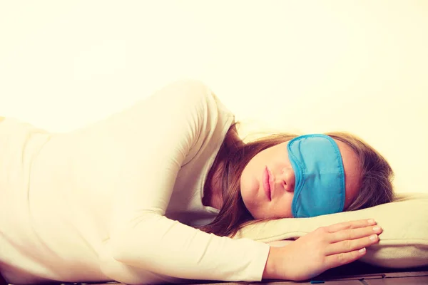 Brunette woman sleeping in blue eye sleep mask — Stock Photo, Image