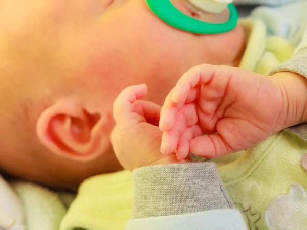 Крупним планом маленького новонародженого спить з соски в роті — стокове фото