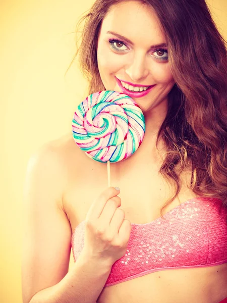 Donna che tiene caramelle colorate lecca-lecca in mano . — Foto Stock