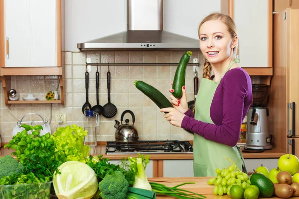 Γυναίκα νοικοκυρά στην κουζίνα με πράσινα λαχανικά — Φωτογραφία Αρχείου