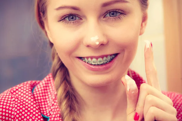 Vrouw toepassing hydraterende huid crème. Huidverzorging. — Stockfoto